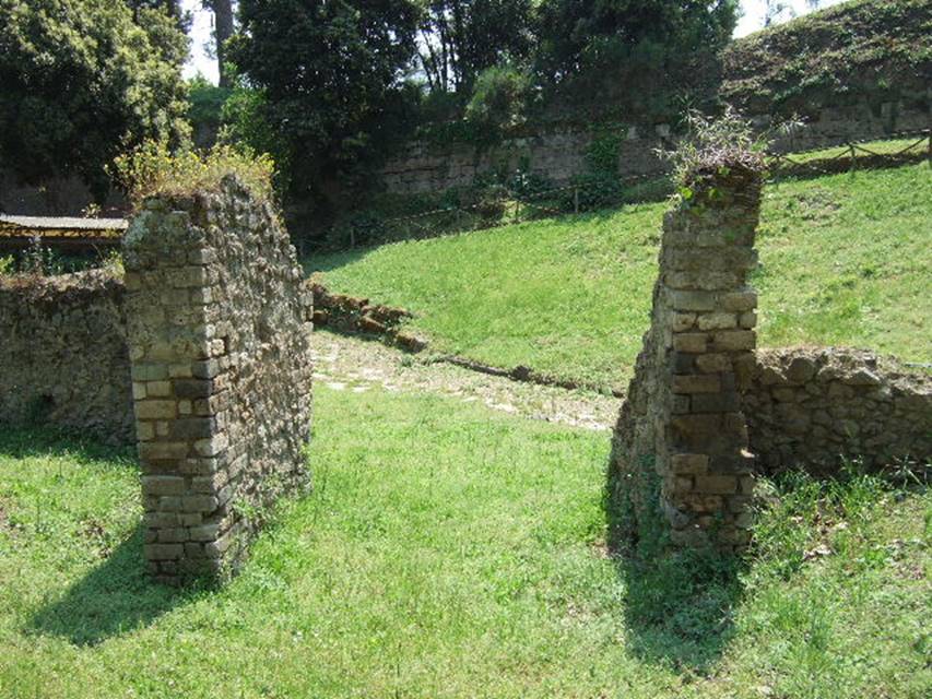Porta Nola tombs plan NGOF Pompeii. May 2006. View from gateway in tufa wall north-west of tomb looking towards the city walls near the Nola Gate.
According to De Caro, “The group of people found in the recent explorations was composed of 15 individuals, all of whom fell in the space of a few metres”.
See De Caro S., 1976. Scavi nell’area fuori Porta Nola a Pompei: Cronache Pompeiane V, (p.95-101).
The bodies were found in front of the gateway and down to and on the tufa block road.
A beaten earth road ran through the gateway and joined the tufa block road.